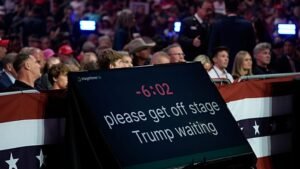 Felfüggesztik Trump súgógép-kezelőjét, mert  fogadásokat kötött az elnök várható beszédei alapján