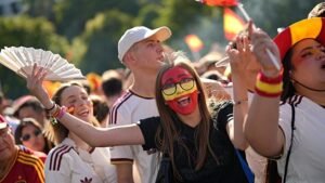 Spanyol szurkolók világbajnoki győzelmet ünnepelnek