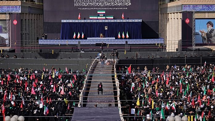Gyászolnak az irániak, megkezdődtek Khamenei temetési szertartásai