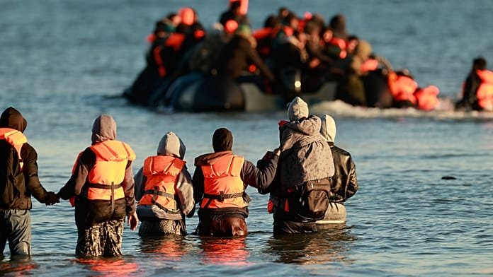 Túlzsúfolt csónakra szállnak menedékkérők Franciaországban a La Manche-csatorna átkeléséhez