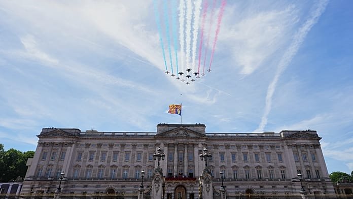 A britek csúcsra járatják a robbanóanyag- és bombagyártást, mert fogytán a készletek