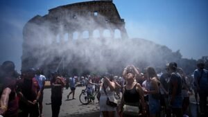 Vízágyúkkal hűtik a turistákat a római Colosseumnál a hőhullám idején