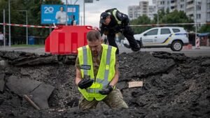 Háború Ukrajnában: orosz ballisztikus rakéták és drónraj sújtja Kijevet, 10 sérült