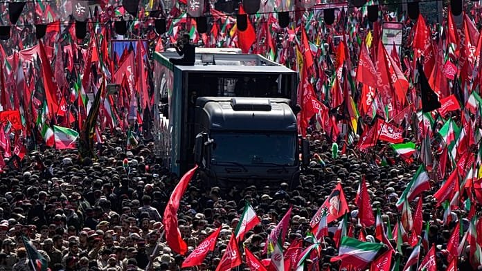 Teherán utcáin viszik Ali Khamenei koporsóját