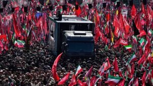 Teherán utcáin viszik Ali Khamenei koporsóját