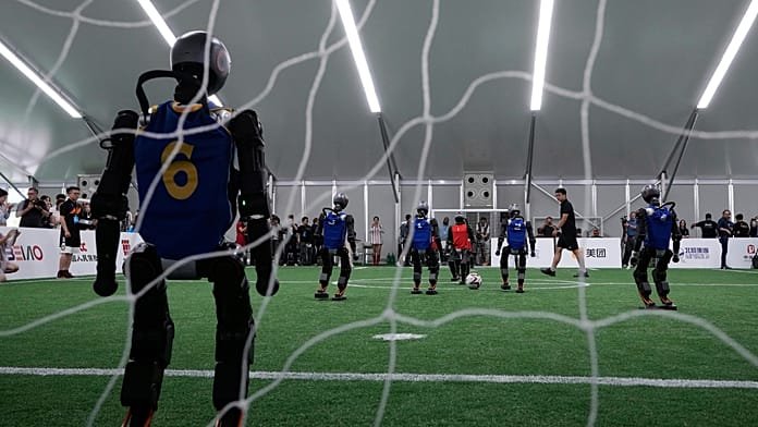 Humanoid robotok futballtudásukat mutatják be
