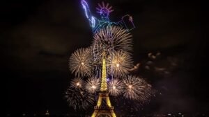 Látványos drónok és tűzijáték világítja meg az Eiffel-tornyot Bastille-nap előtt