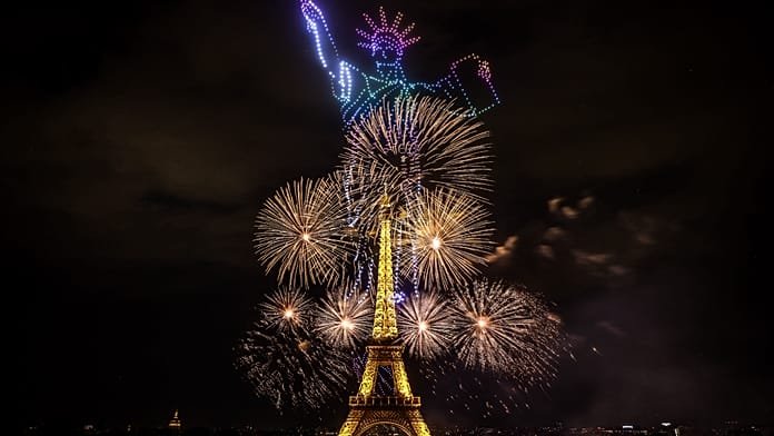 Látványos drónok és tűzijáték világítja meg az Eiffel-tornyot Bastille-nap előtt