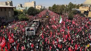 Ali Khamenei koporsója átvonul gyászolók ezrei között Najafban