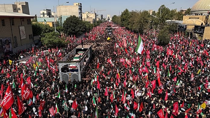 Ali Khamenei koporsója átvonul gyászolók ezrei között Najafban