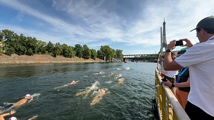 Franciaország: több százan a Szajnába ugranak Párizs első folyami versenyén 80 év után