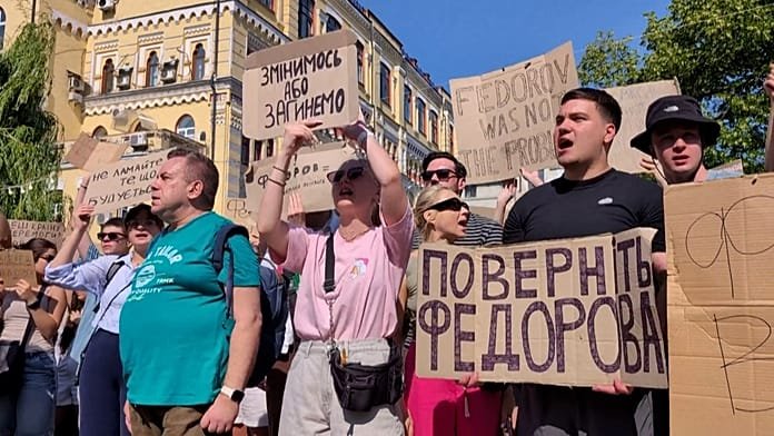 Tüntetők vonulnak Kijevben, miután Zelenszkij meneszti Fedorov védelmi minisztert
