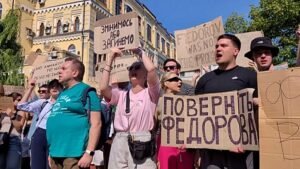 Tüntetők vonulnak Kijevben, miután Zelenszkij meneszti Fedorov védelmi minisztert