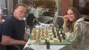 Arnold Schwarzenegger szenvedélyesen szereti a sakkot, játszott is egy partit Polgár Judittal