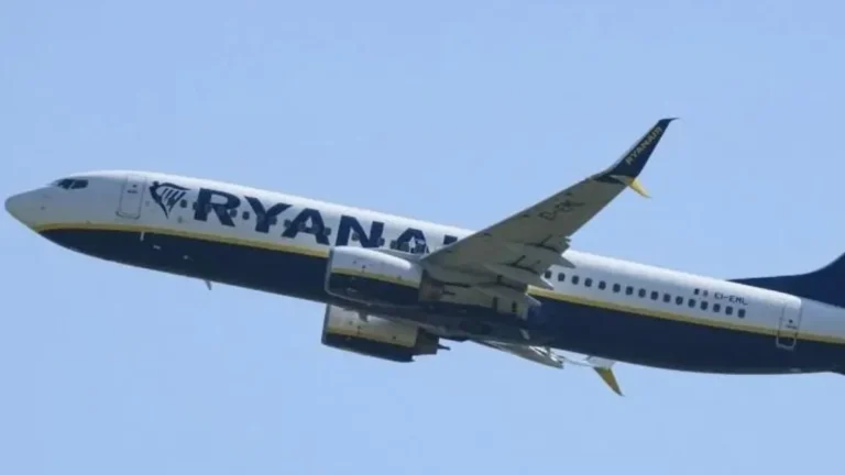 Magyar orvos mentette meg egy utas életét a Ryanair fedélzetén