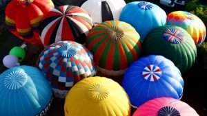 Elképesztő látvány: több mint száz óriási hőlégballon lepi el egyszerre az eget – fotók