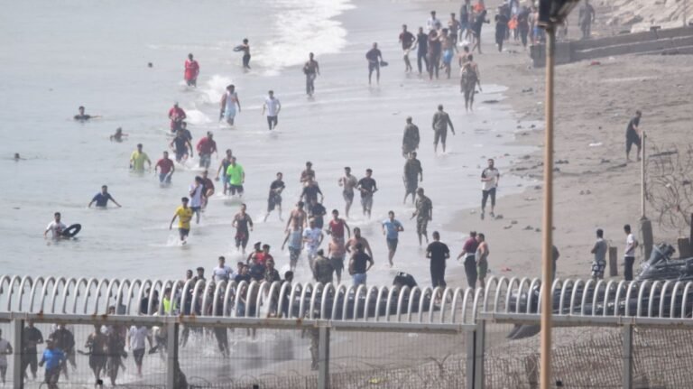 Káosz Ceutában: migránsok ezrei jutottak át a határon