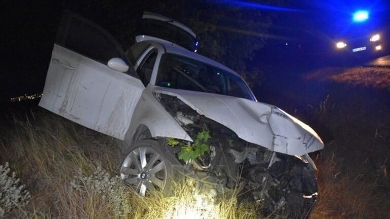 Árokba csapódott egy BMW a 6-os úton, az utastere egy kocsmára hasonlított