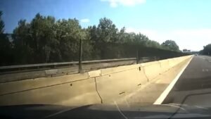 Betonelemnek löktek, majd cserben hagytak egy autóst az M3-ason + videó