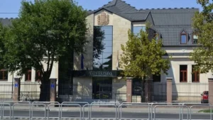Az ügyészség nyomozói kivonultak a Fideszhez – sem a honlap, sem az email címek nem érhetők el