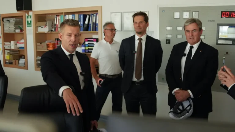 Magyar Péter és Kapitány István Százhalombattán, majd Pakson is rendkívüli tájékoztatót tart
