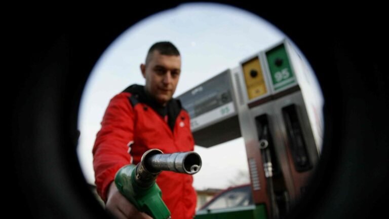 Holnaptól drágább lesz az üzemanyag, mint a védett ár volt