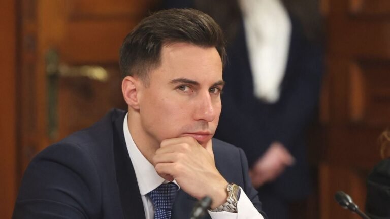 Kitört a belharc a Tisza Pártban, Radnai Márk kiakadt azon, hogy lefotózták az apját
