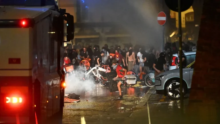Tüntetések és erőszak Olaszországban: rendőri túlkapás miatt vonultak utcára az emberek