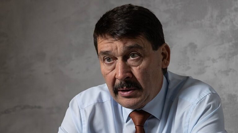 Magyar Péter azzal támadja Áder Jánost, amivel a saját keresztapját is kritizálhatta volna