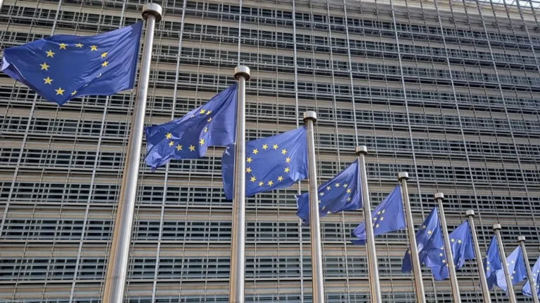 Döntött az Európai Parlament, megtartanák az ellenőrzést az online térben