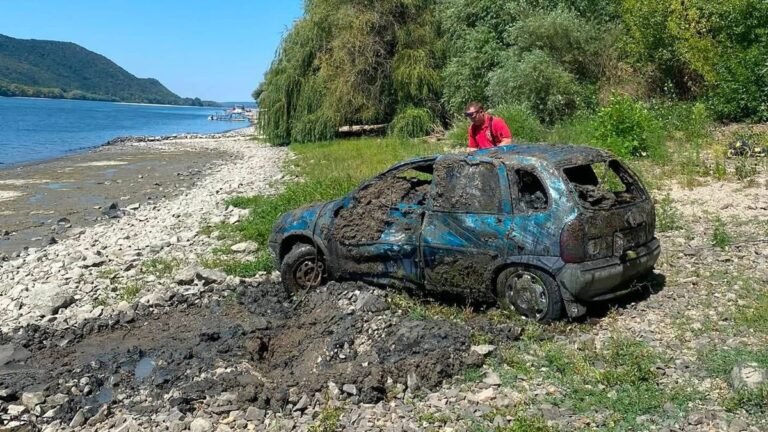 Szobnál egy rejtélyes autó bukkant elő az alacsony vízállású Dunából