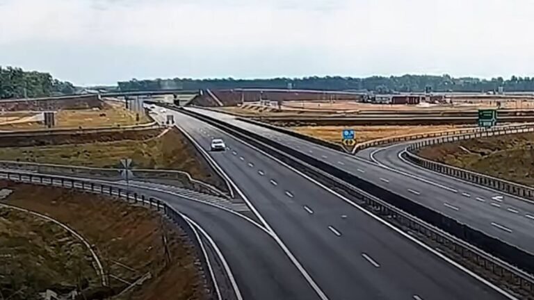 Békésen hajtott egy autós az M4-esen, amikor beütött a mennykő + videó