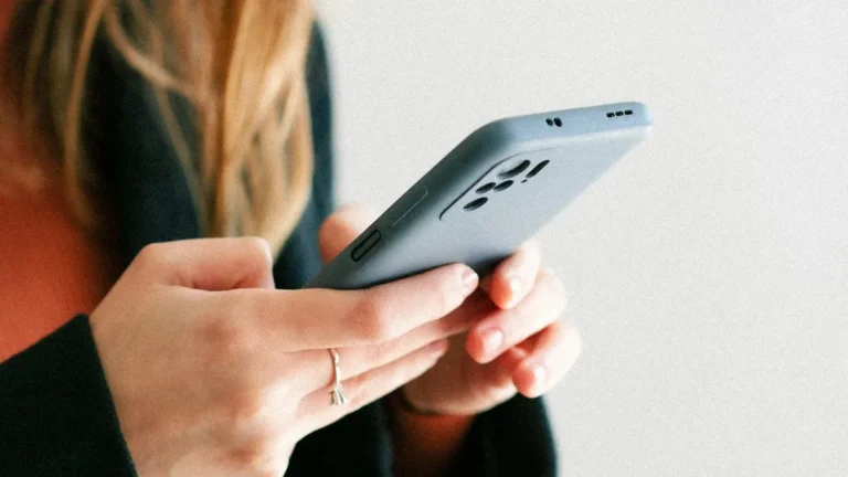 Újabb európai ország lépett: betilthatják a mobilokat az általános iskolákban