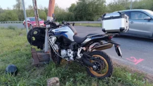 Motorbaleset: ittasan csapódott a sorompónak egy apa, súlyosan megsérült a lánya is