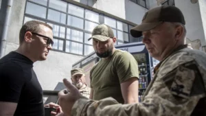 Dühbe gurultak az ukránok, toborzókra támadtak a helyiek Lvivben – videó