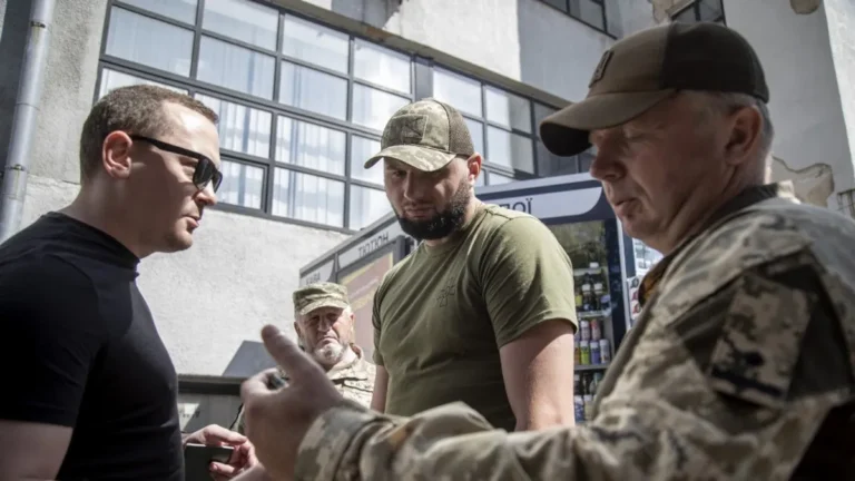 Dühbe gurultak az ukránok, toborzókra támadtak a helyiek Lvivben – videó