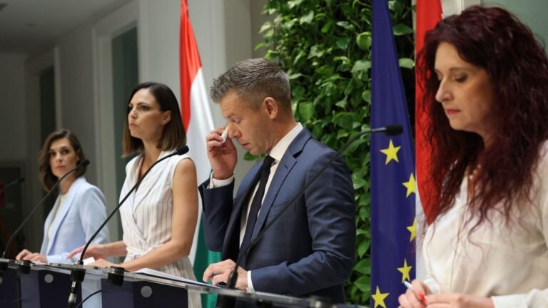 Elmarad a kormányszóvivői tájékoztató, mert meleg van
