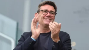 Andy Burnham repülőrajttal érkezik a brit miniszterelnöki székbe