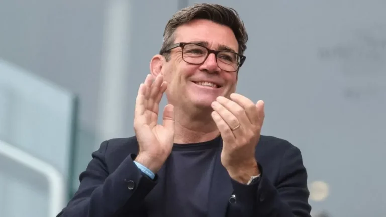 Andy Burnham repülőrajttal érkezik a brit miniszterelnöki székbe