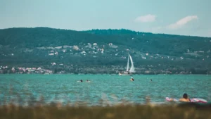 Most jött: holttestet találtak a Balatonban, nyomoz a rendőrség