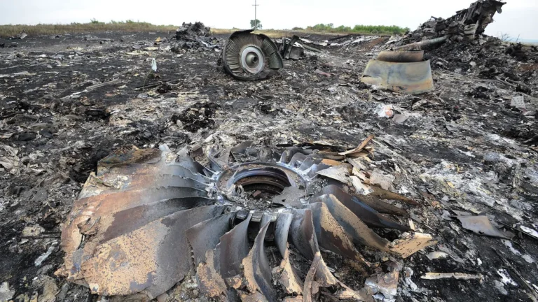 298 ember halt meg, amikor lelőtték a Malaysia Airlines utasszállítóját Ukrajna felett