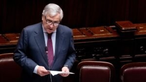 Tajani bírálja Spanyolország döntését a migránsok regularizációjáról