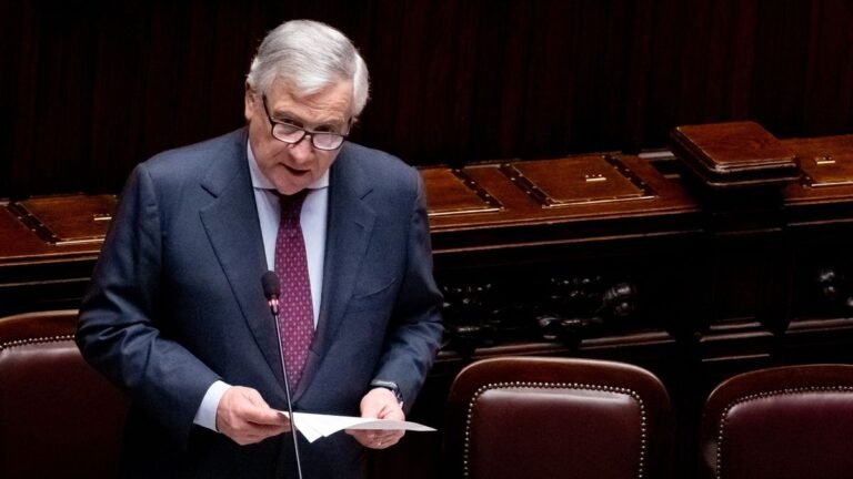 Tajani bírálja Spanyolország döntését a migránsok regularizációjáról