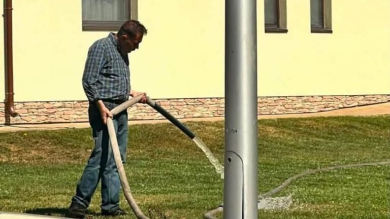Márciusban készült fotóval hergel a miniszterelnök testvére, a Zsolti bácsi ügyről viszont hallgatnak + videó
