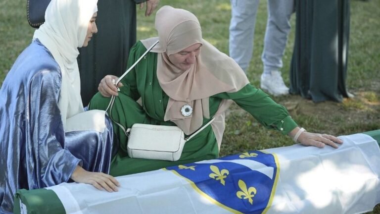 Újonnan azonosított áldozatokat is temettek a srebrenicai megemlékezésen
