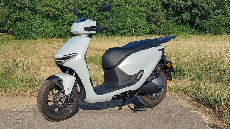 Cuvée japán módra: szóda nélkül is jó? – Honda CUV e: teszt (top5)