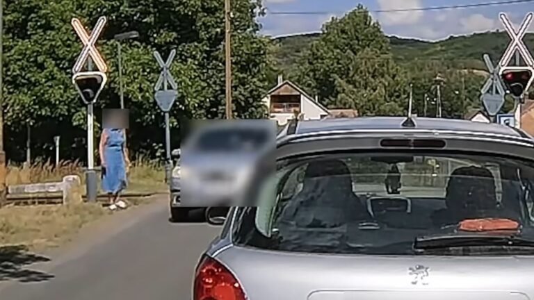 Az „önkéntes” közbelép: megdöbbentő jelenetek egy vasúti átjáróban + videó