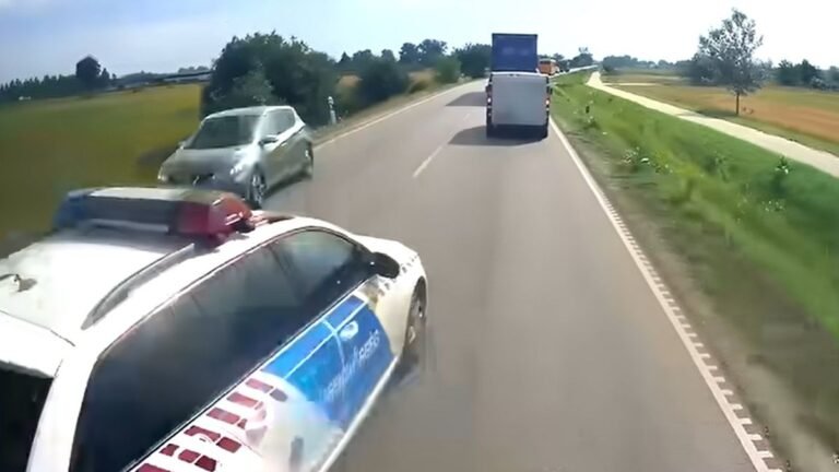 Akasztják a hóhért? Nagyot hibázott előzésnél egy rendőr + videó