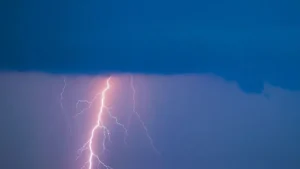 Ítéletidő pusztított, fákat döntött ki, autókat borított fel a szél  – videó