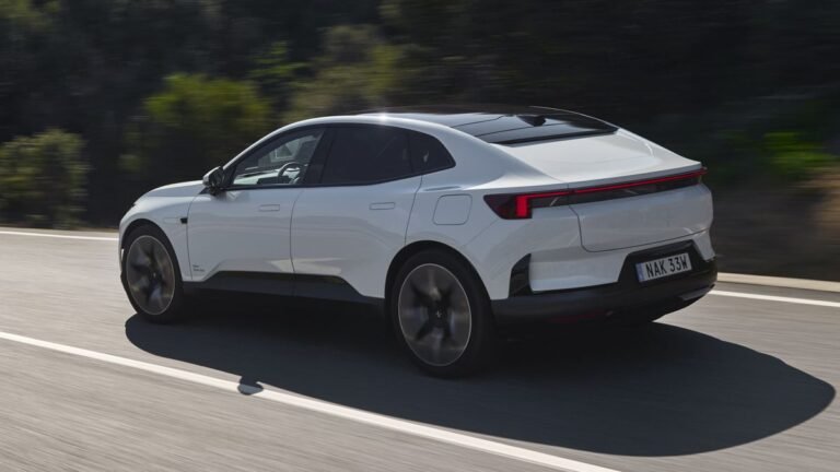 Hasznos újítást vezet be egyik autóján a Volvo-almárka: a hátsó szélvédőt